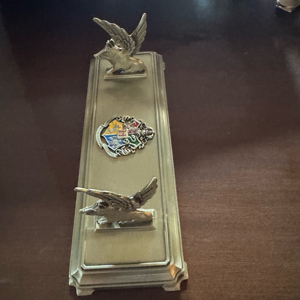 Hogwarts Harry Potter Crested 8” Die Cast Wizard Wand Holder winged boar emblem - Picture 3 of 8